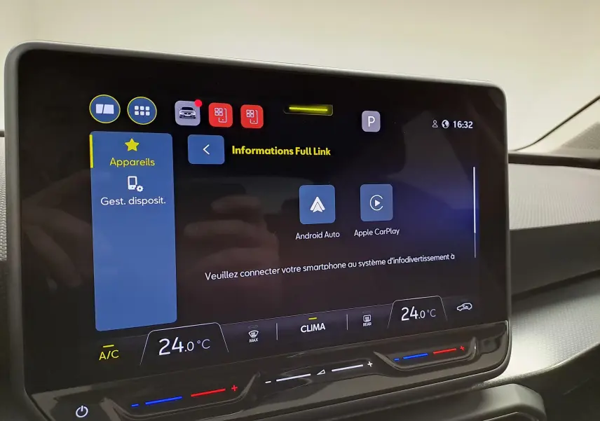 Écran tactile central du tableau de bord du SEAT LEON 1.5 eTSI Hybrid 2025 affichant les options Android Auto et Apple CarPlay.