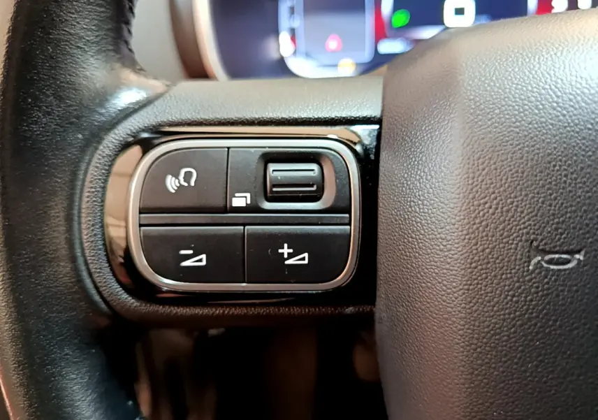 Gros plan sur les commandes au volant en cuir noir du Citroën C5 Aircross 1.5 BlueHDi 130 Business 2020.