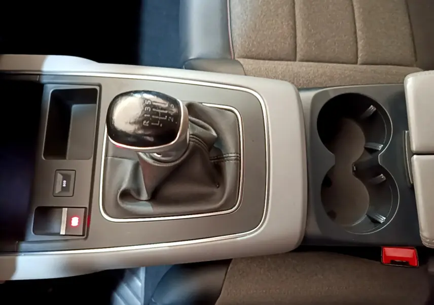 Vue plongeante sur la console centrale du Citroën C5 Aircross 2020, avec levier de vitesse manuel et porte-gobelets.