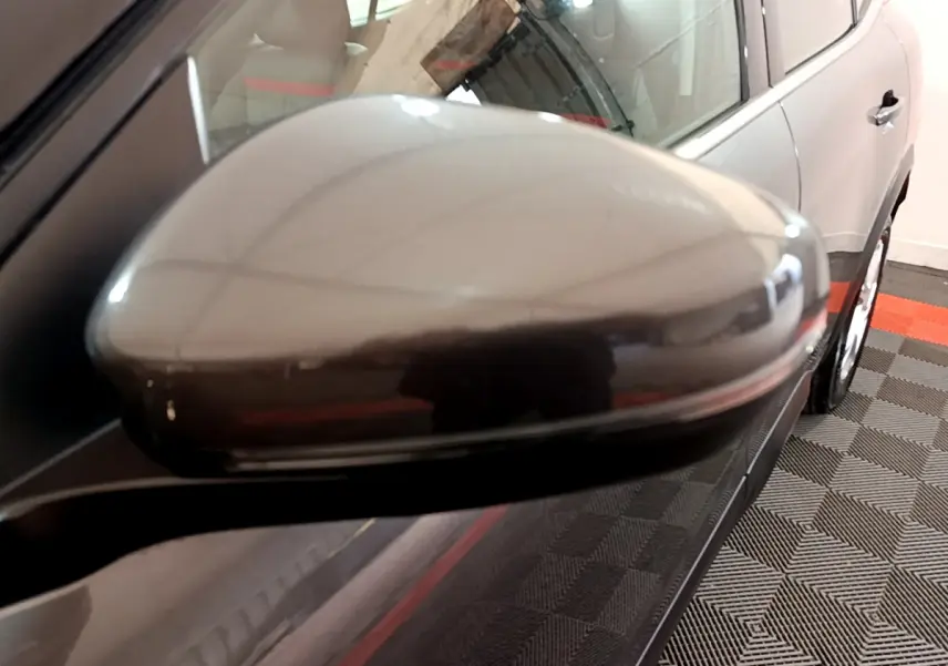 Gros plan sur le rétroviseur droit gris foncé du Citroën C5 Aircross 2020, avec partie de la porte visible.