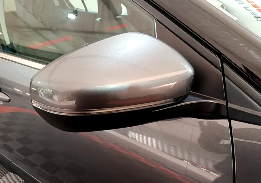 Gros plan sur le rétroviseur droit gris clair du Citroën C5 Aircross gris foncé, avec insert noir et ligne de porte visible.