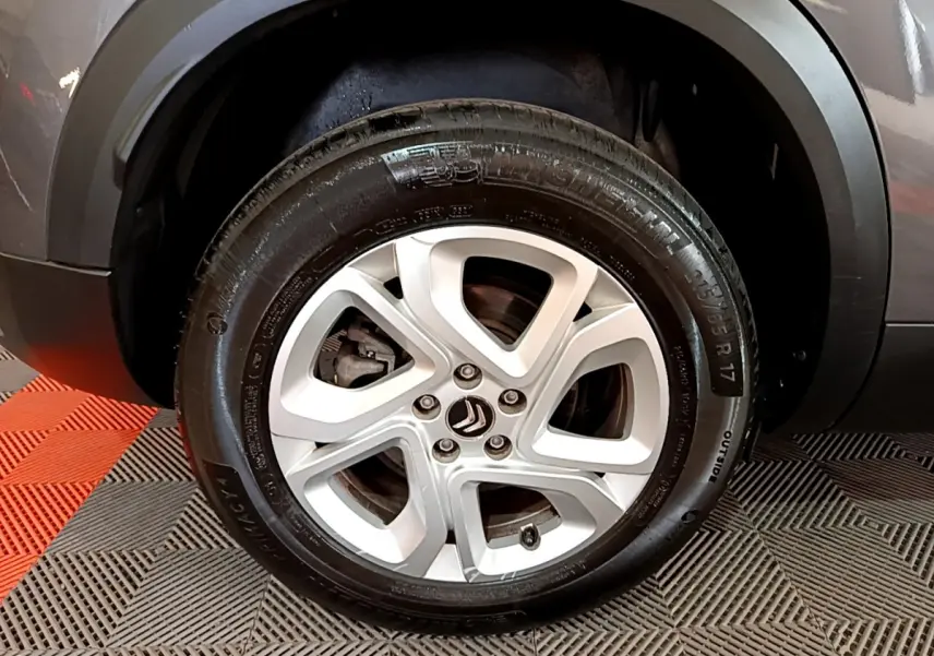 Gros plan sur la roue arrière droite d'un Citroën C5 Aircross gris foncé avec jante alliage 17 pouces Ellipse.