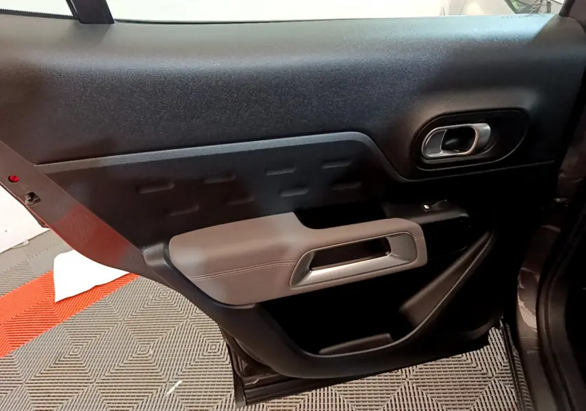 Vue intérieure du panneau de porte arrière gauche gris foncé et noir du Citroën C5 Aircross 2020.