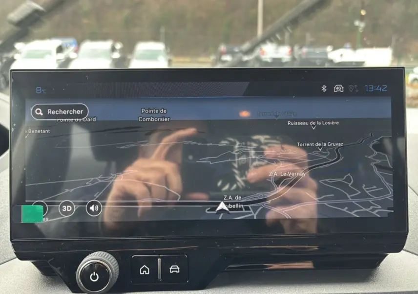 Écran tactile du système de navigation GPS du Peugeot Rifter BlueHDi 130, affichant une carte en mode 3D.