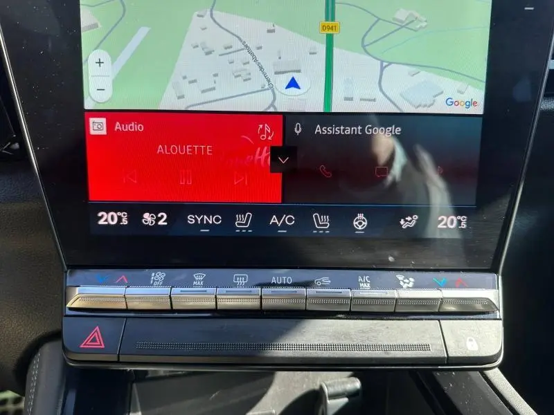Vue rapprochée de l’écran tactile central et des commandes climatisation d’une Renault Rafale 1.2 E-Tech bleu, intérieur noir.