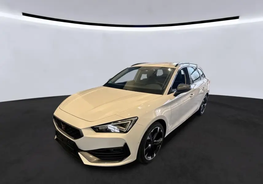 Vue 3/4 avant droite d'une CUPRA Leon ST blanche 2024 avec jantes noires et toit ouvrant.