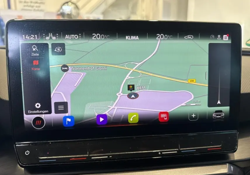 Écran tactile central du système de navigation du CUPRA LEON ST 2024 affichant une carte en mode jour.