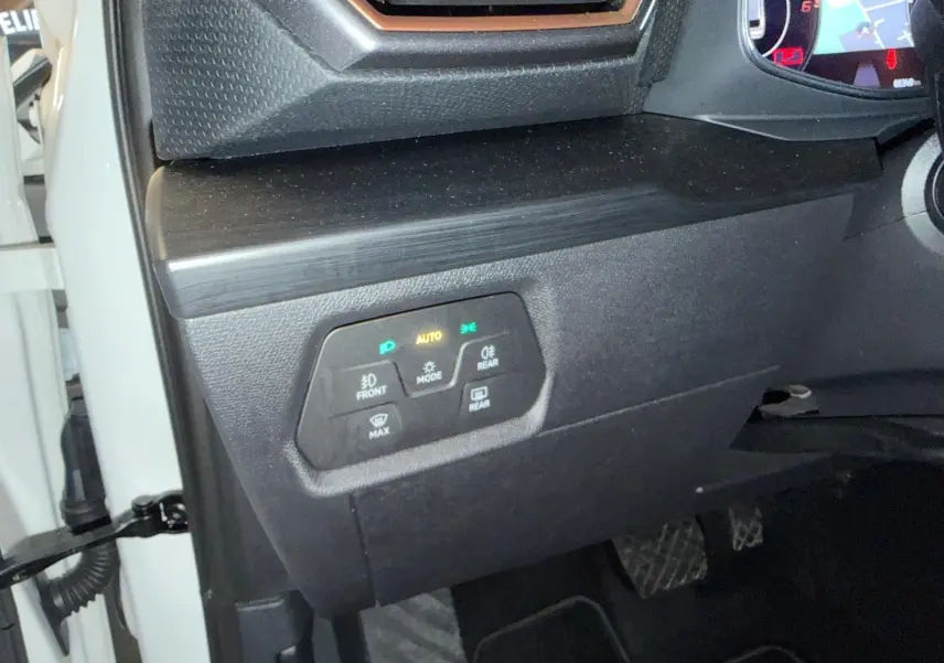 Vue intérieure côté conducteur de la CUPRA LEON ST 2024, sièges noirs en cuir avec surpiqûres contrastées.