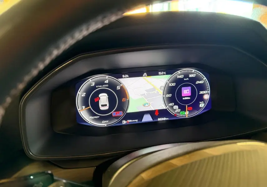 Vue intérieure de la porte arrière droite blanche de la CUPRA LEON ST 2024 avec panneau noir et surpiqûres contrastées.