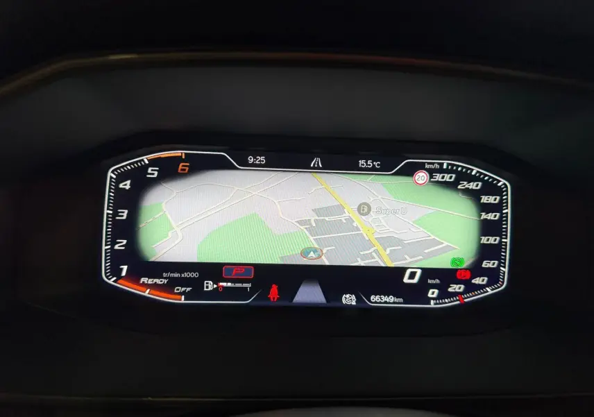 Vue intérieure arrière côté droit du CUPRA LEON ST 2024, sièges en cuir noir avec surpiqûres contrastantes.