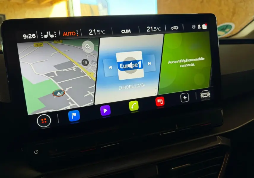 Vue intérieure arrière de la CUPRA Leon ST 2024 avec sièges en cuir noir et écran tactile central visible à l'avant.