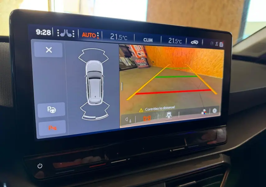 Vue intérieure des sièges arrière noirs de la CUPRA LEON ST 2024, avec ceintures de sécurité et appuie-têtes visibles.
