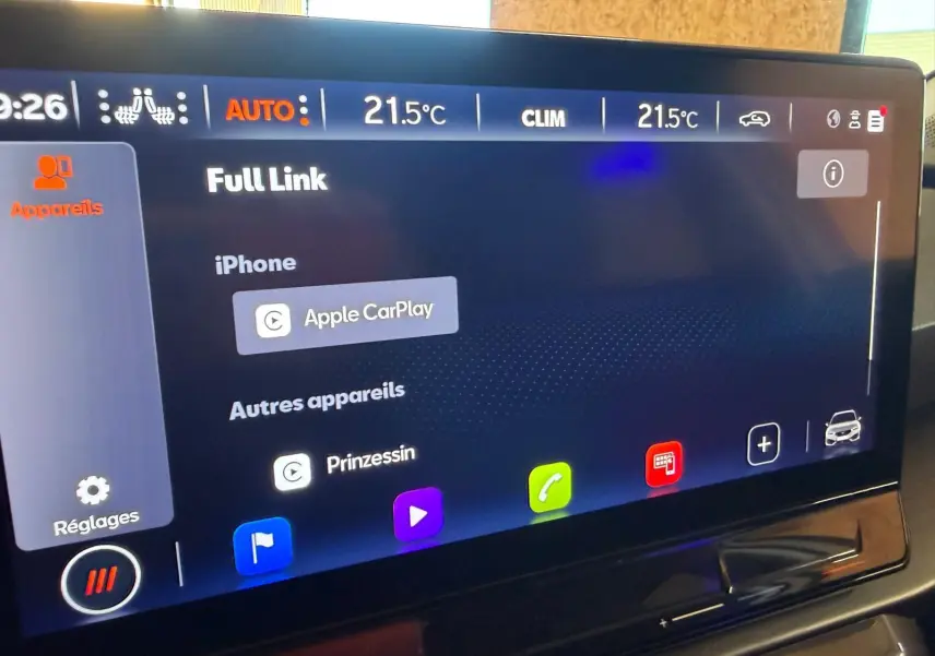 Gros plan sur la poignée de porte intérieure côté gauche en cuir noir avec surpiqûres contrastantes du CUPRA Leon ST 2024.