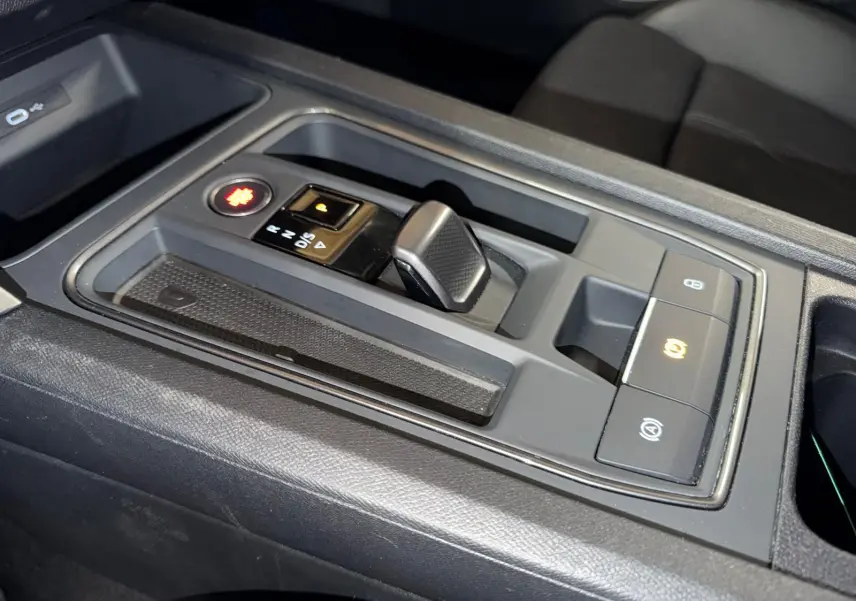 Vue intérieure centrée sur le volant noir perforé avec logo CUPRA et tableau de bord digital lumineux.