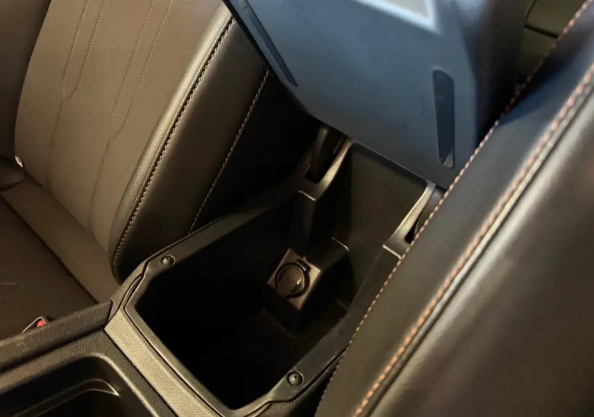 Vue intérieure centrée sur le volant CUPRA et le tableau de bord digital avec écran tactile du Leon ST 2024.