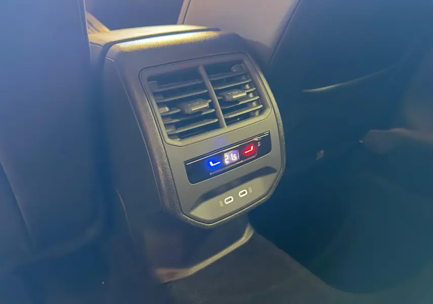 Gros plan sur la commande d’essuie-glace à gauche du volant dans l’habitacle noir du CUPRA LEON ST 2024.