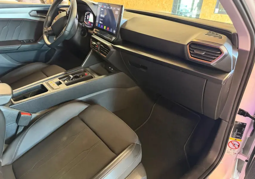 Vue rapprochée de la console centrale noire de la CUPRA LEON ST 2024 avec boutons de démarrage et commande de boîte automatique.