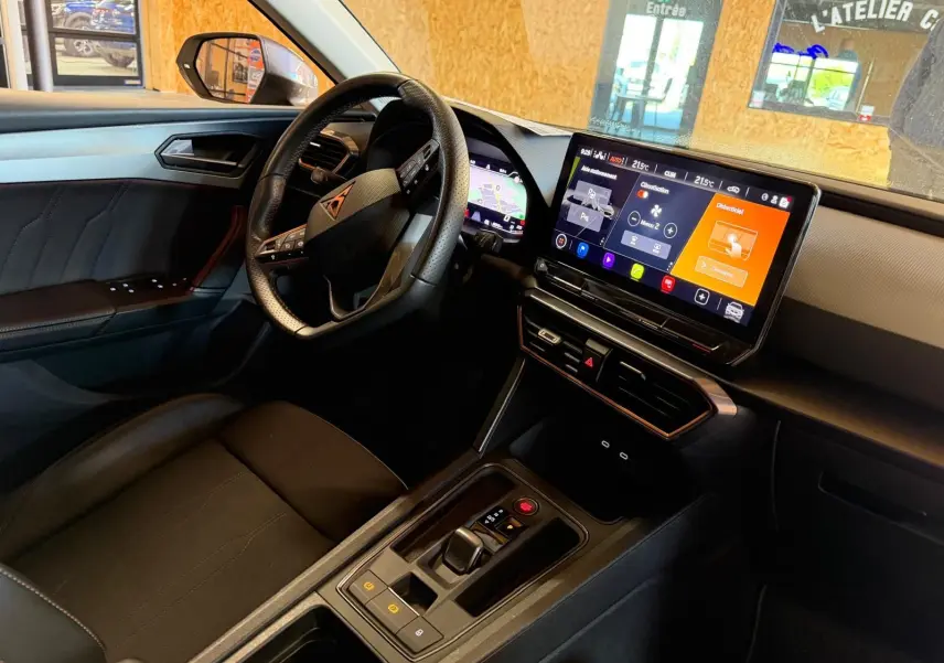Vue intérieure du plafonnier avec commandes et témoin SOS allumé dans une CUPRA LEON ST blanche 2024.
