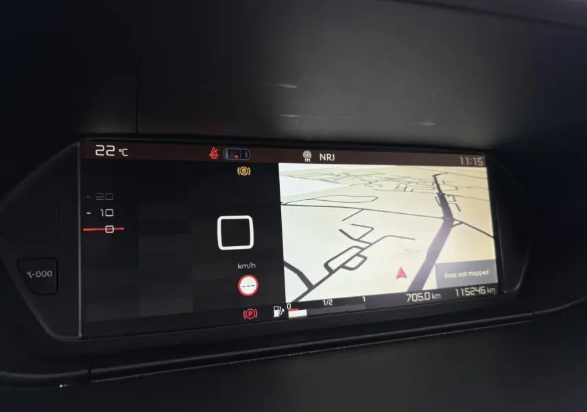 Écran numérique du tableau de bord du Citroën C4 Spacetourer 2018 affichant la navigation et la vitesse à 0 km/h.