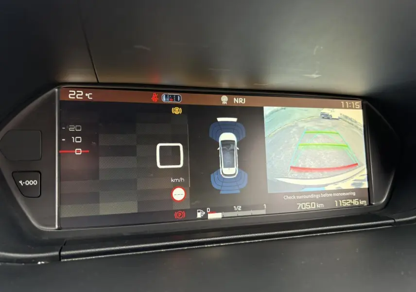 Écran de tableau de bord du Citroën C4 Spacetourer gris foncé montrant la caméra de recul et l'aide au stationnement.
