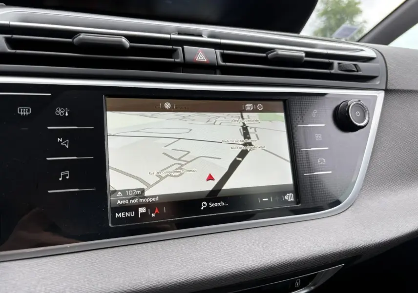 Écran tactile de navigation panoramique 12" dans le tableau de bord gris clair du Citroën C4 Spacetourer 2018.