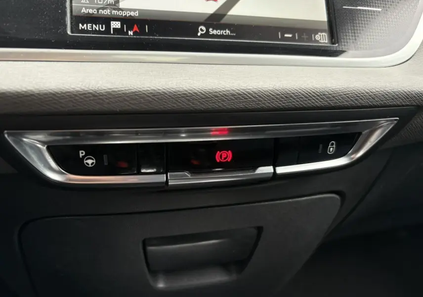 Gros plan sur la console centrale de la Citroën C4 Spacetourer 2018 montrant les commandes du frein à main électrique et du verrouillage.