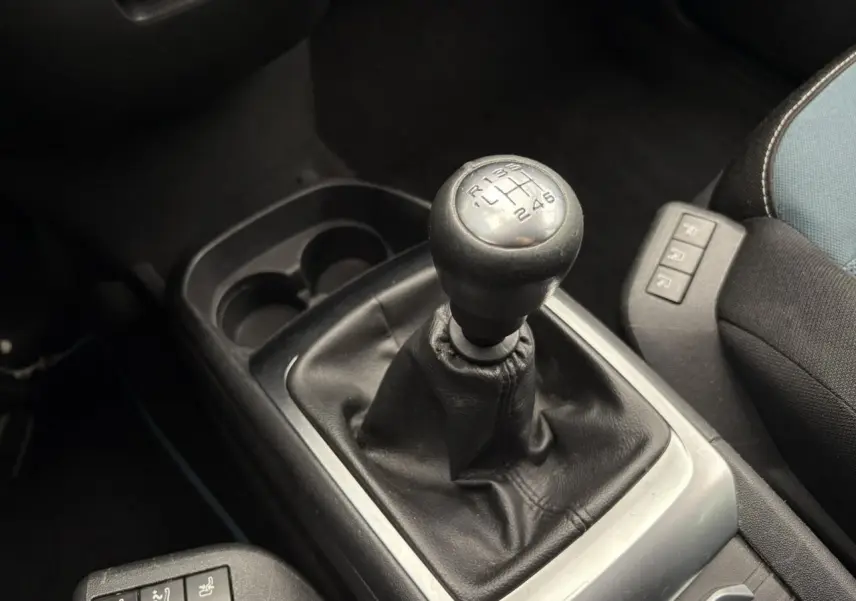 Le levier de vitesses manuel noir de la Citroën C4 Spacetourer 2018, avec commandes de sièges chauffants visibles.