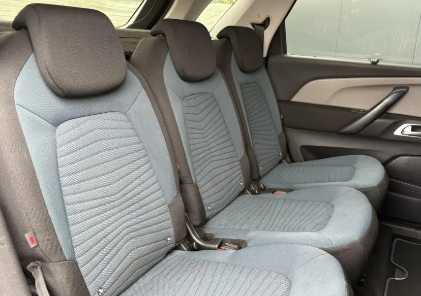 Vue latérale intérieure montrant les sièges arrière gris clair et foncé du Citroën C4 Spacetourer 2018.