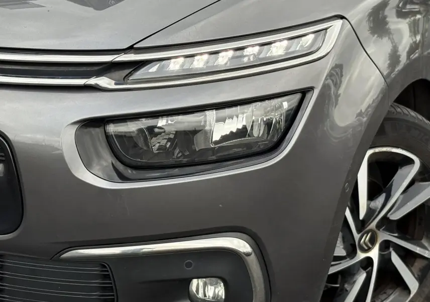 Gros plan sur l'avant droit gris foncé du Citroën C4 Spacetourer 2018, mettant en valeur ses phares LED et jante alliage.
