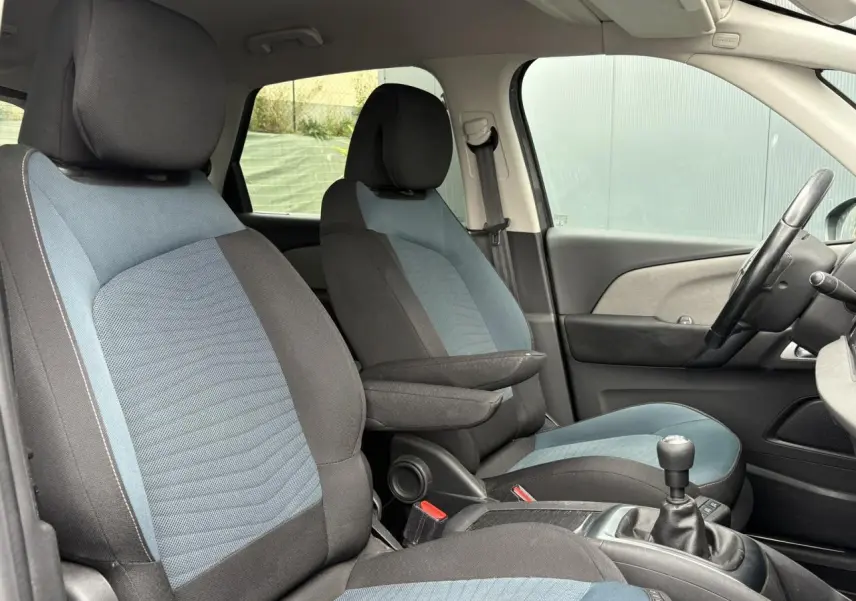 Vue intérieure côté gauche des sièges avant bleu et noir du Citroën C4 Spacetourer 2018 avec levier de vitesses manuel.