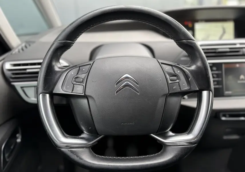 Volant en cuir noir de Citroën C4 Spacetourer 2018 avec commandes intégrées, tableau de bord et écran tactile en arrière-plan.
