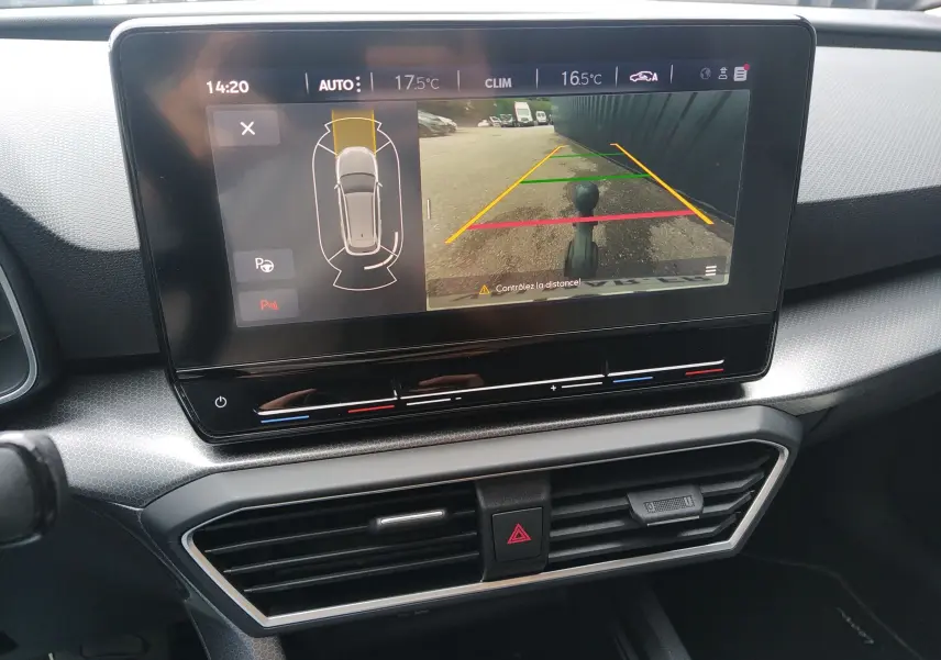 Écran tactile du tableau de bord du SEAT LEON ST 2022 affichant la caméra de recul avec lignes de guidage colorées.