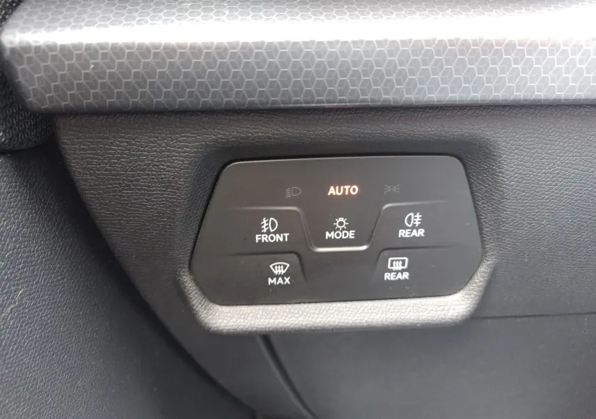 Panneau de commande des phares et désembuage avec mode automatique dans l'habitacle d'une SEAT Leon ST gris.