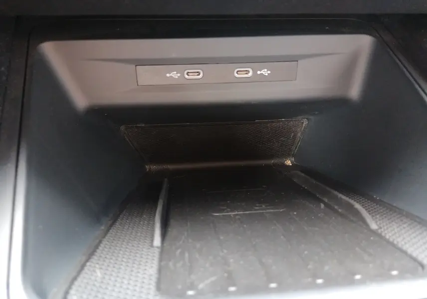 Gros plan sur la zone de rangement avant avec deux ports USB-C dans la SEAT LEON ST gris 2022.