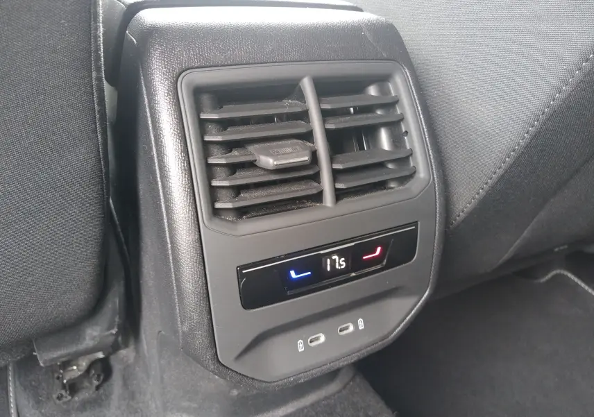 Détail de la console arrière avec bouches d'aération, réglage de température à 17,5°C et ports USB-C du SEAT Leon ST gris.