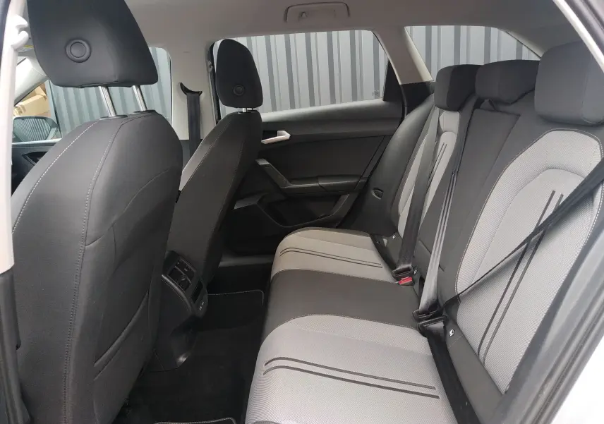 Vue intérieure côté droit des sièges arrière en tissu gris et noir du SEAT LEON ST 2022, version Style Business.