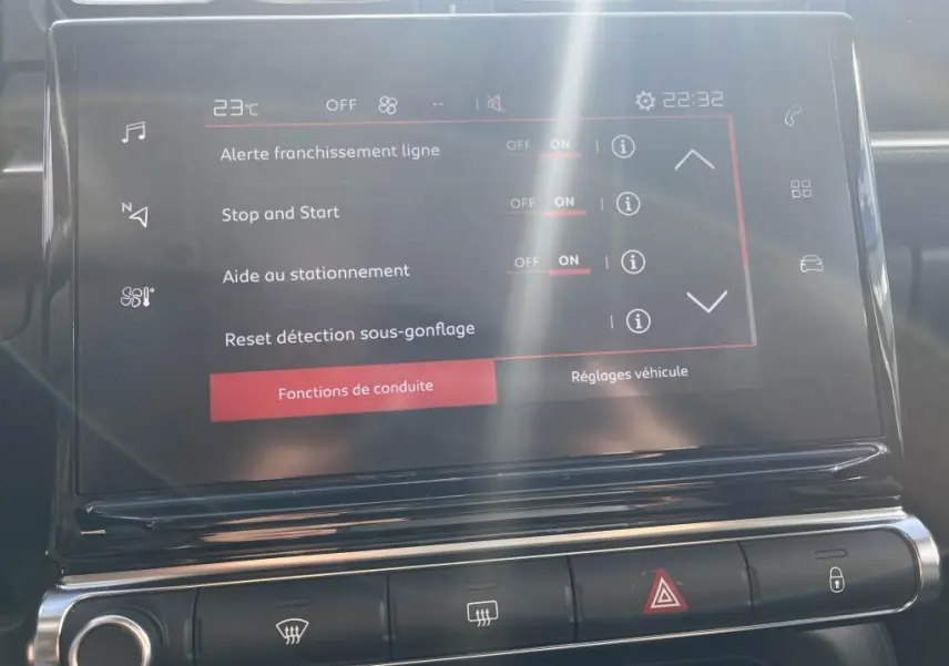 Écran tactile central de la Citroën C3 2022 affichant les réglages d'aides à la conduite, intérieur noir.