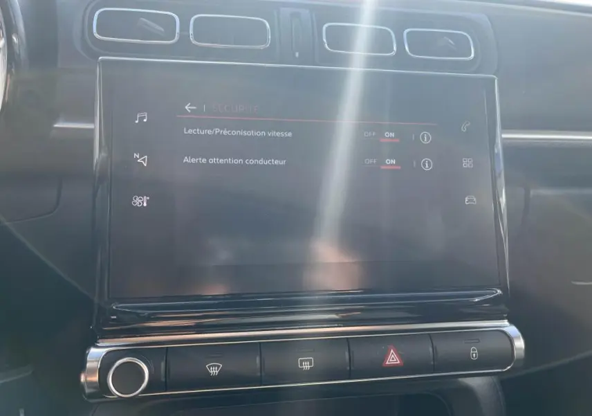 Écran tactile central de la Citroën C3 2022 gris, affichant les réglages de sécurité conducteur.