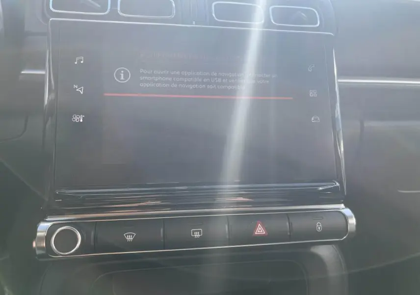 Écran tactile central avec commandes climatisation et boutons de sécurité dans l'habitacle d'une Citroën C3 gris 2022.