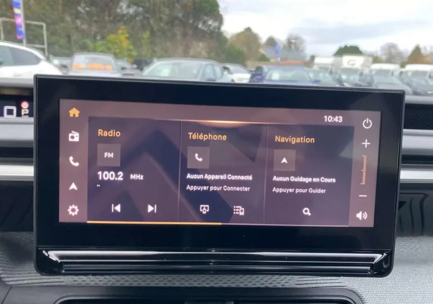 Écran central tactile affichant radio, téléphone et navigation dans un Citroën C3 Aircross 2025.