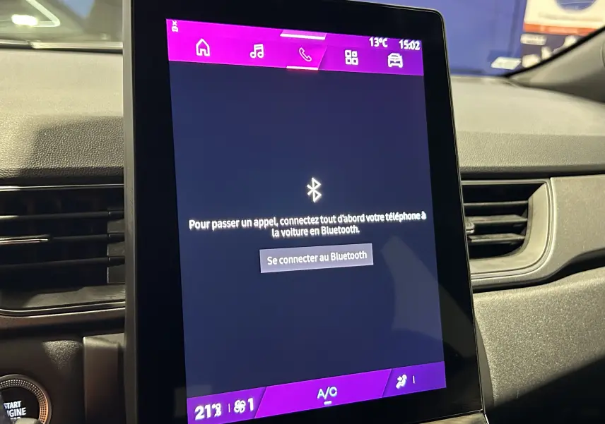 Écran tactile central du tableau de bord du Renault Symbioz blanc nacré 2025, affichant la connexion Bluetooth.