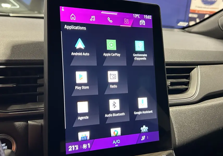 Écran tactile central du Renault Symbioz blanc nacré 2025 affichant les applications connectées, vue intérieure côté conducteur.