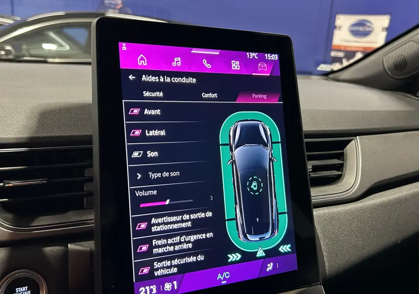Écran tactile central affichant les aides à la conduite dans l’habitacle d’une Renault Symbioz blanc nacré, vue intérieure côté passager.