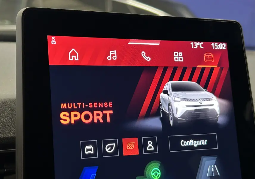 Écran tactile intérieur montrant le mode Multi-Sense Sport avec une illustration digitale d'un Renault Symbioz blanc nacré.