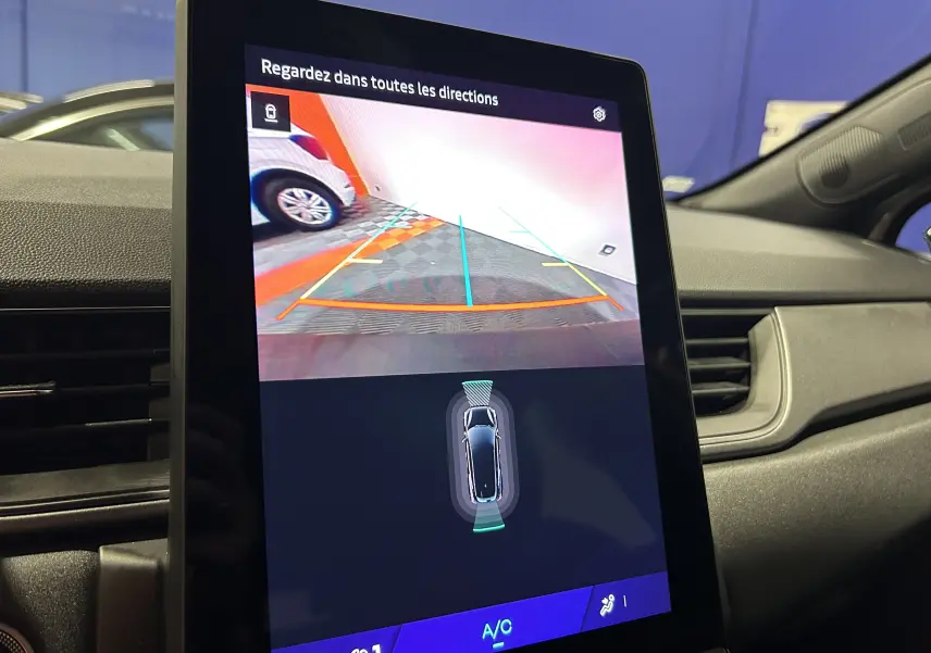 Écran tactile intérieur montrant la caméra de recul du Renault Symbioz blanc nacré version E-Tech Full Hybrid 2025.