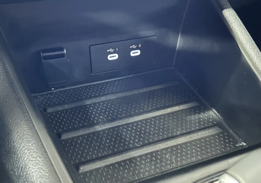 Gros plan sur la console centrale noire du Renault Symbioz 2025 avec deux ports USB visibles.