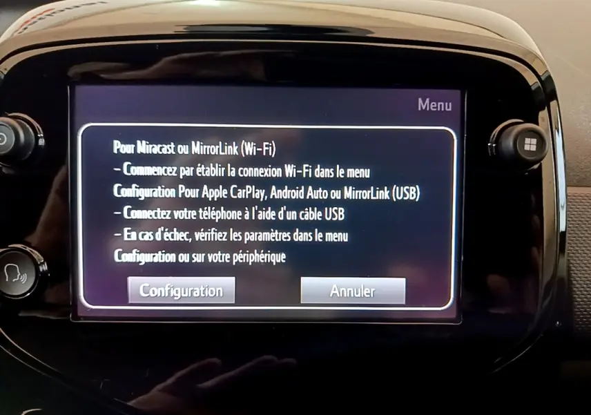 Écran tactile central de la Citroën C1 gris clair, affichant les options de connexion Apple CarPlay et MirrorLink.