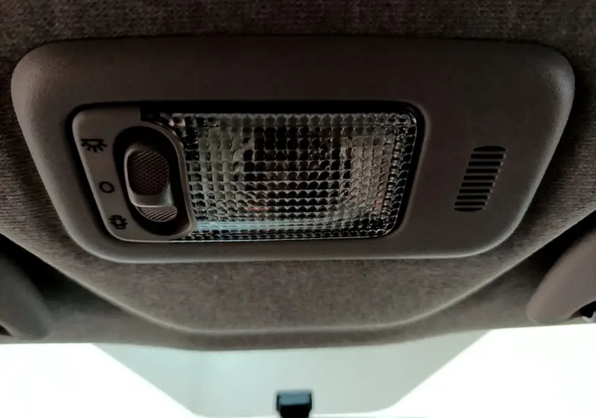 Plafonnier intérieur gris clair de la Citroën C1 VTi 72 S&S BVM Shine 2019 avec interrupteur de lumière intégré.