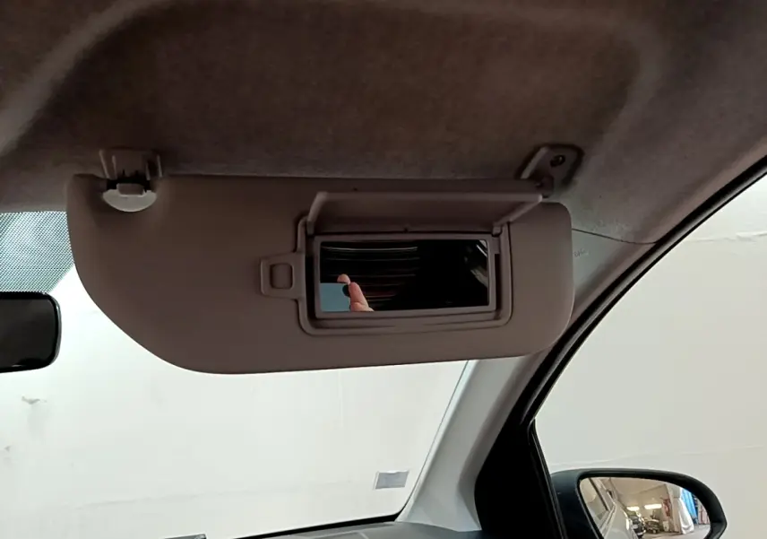 Intérieur de la Citroën C1 2019, vue côté conducteur sur pare-soleil avec miroir de courtoisie ouvert.