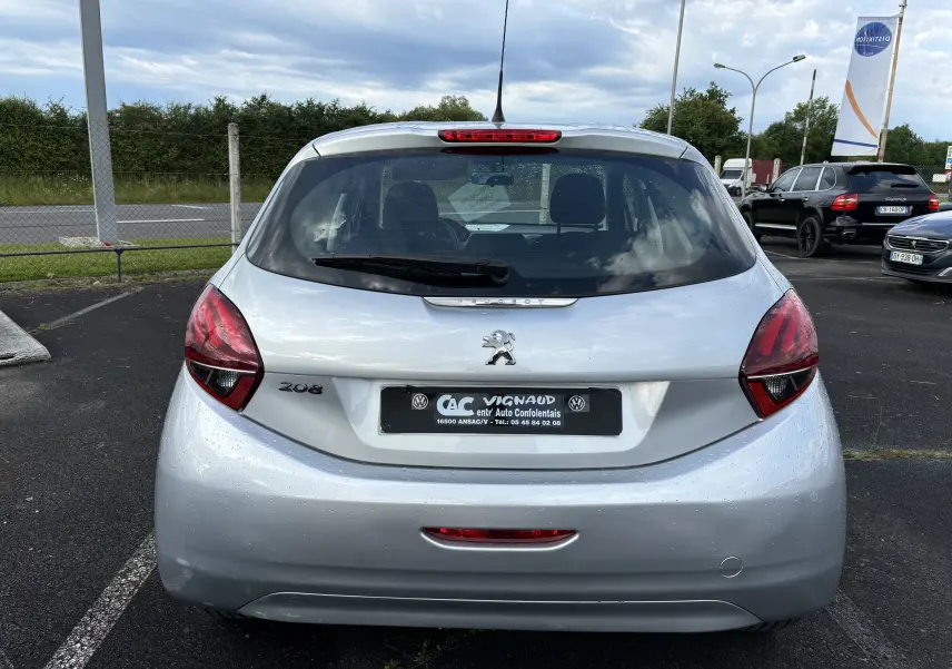 Vue arrière d'une Peugeot 208 gris argent de 2017, compacte avec feux arrière rouges et hayon vitré.